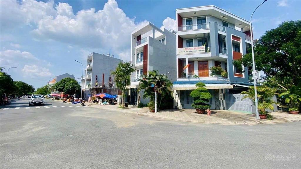 Bán đất tặng căn nhà cấp 4, 90m2,khu êm đềm , đường rộng 8m, cây xanh, vỉa hè, công viên, nhỉnh 6tỷ