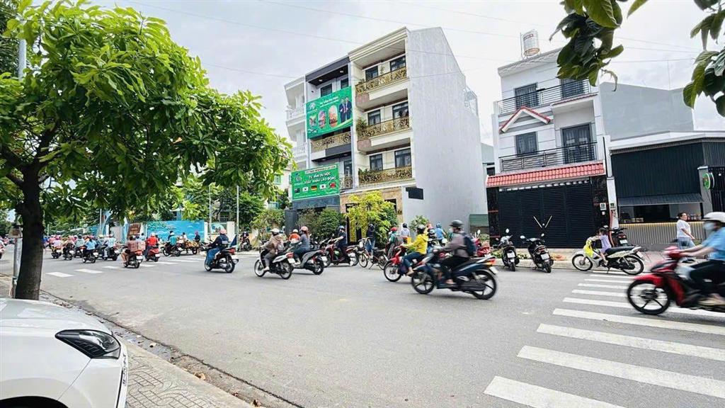Bán đất tặng căn nhà cấp 4, 90m2,khu êm đềm , đường rộng 8m, cây xanh, vỉa hè, công viên, nhỉnh 6tỷ
