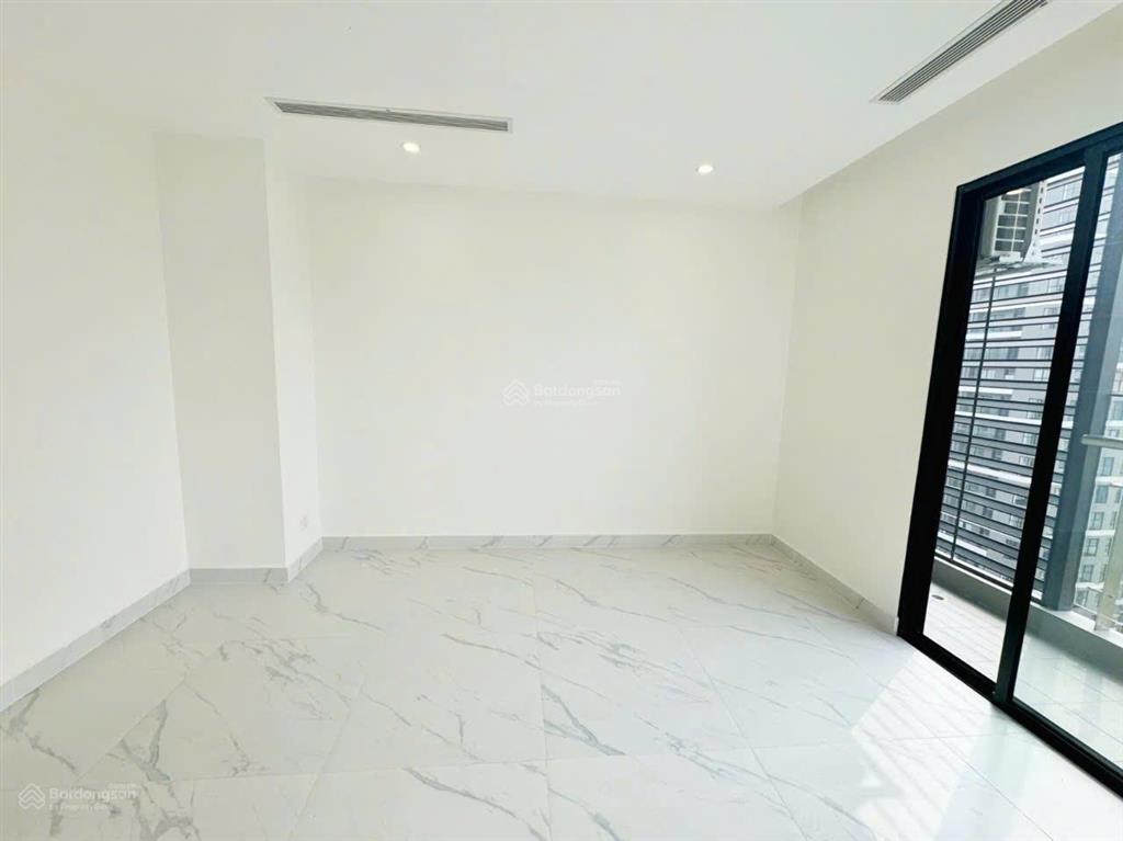 Cần bán căn hộ cao cấp the beverly  căn studio, tầng cao thoáng mát & view đẹp.