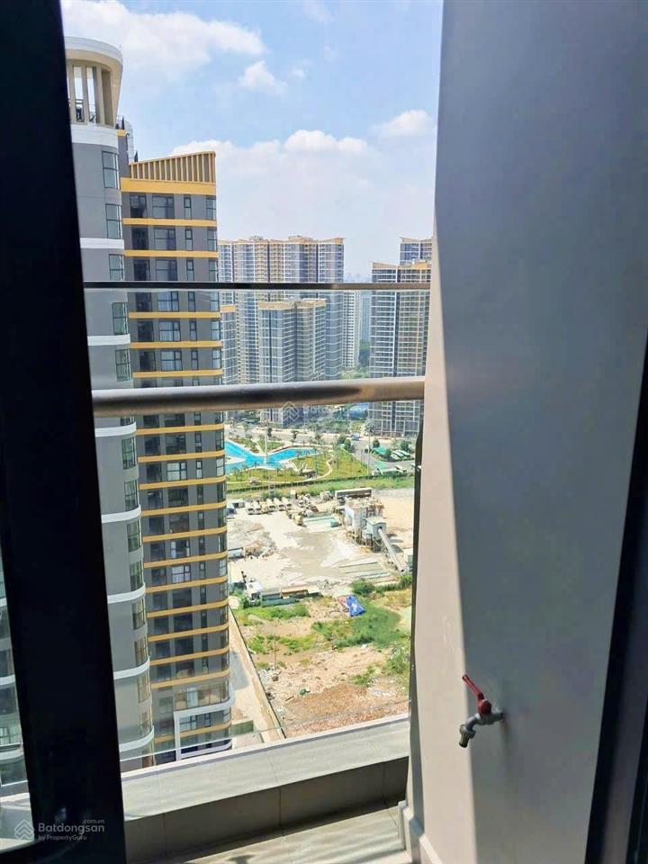 Cần bán căn hộ cao cấp the beverly  căn studio, tầng cao thoáng mát & view đẹp.