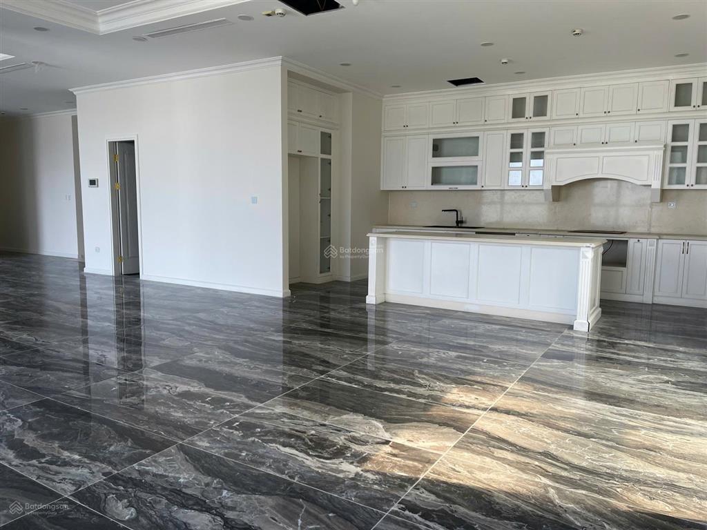 Bán căn penhouse sunshine riverside  dt 210m2  4pn 3vs. nội thất cơ bản. sẵn sổ. có slot oto