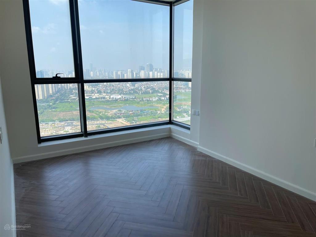 Bán căn penhouse sunshine riverside  dt 210m2  4pn 3vs. nội thất cơ bản. sẵn sổ. có slot oto