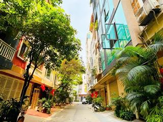 Hoàng quốc việt  phân lô  ô tô tránh chạy vùng quanh  vỉa hè  ở + văn phòng