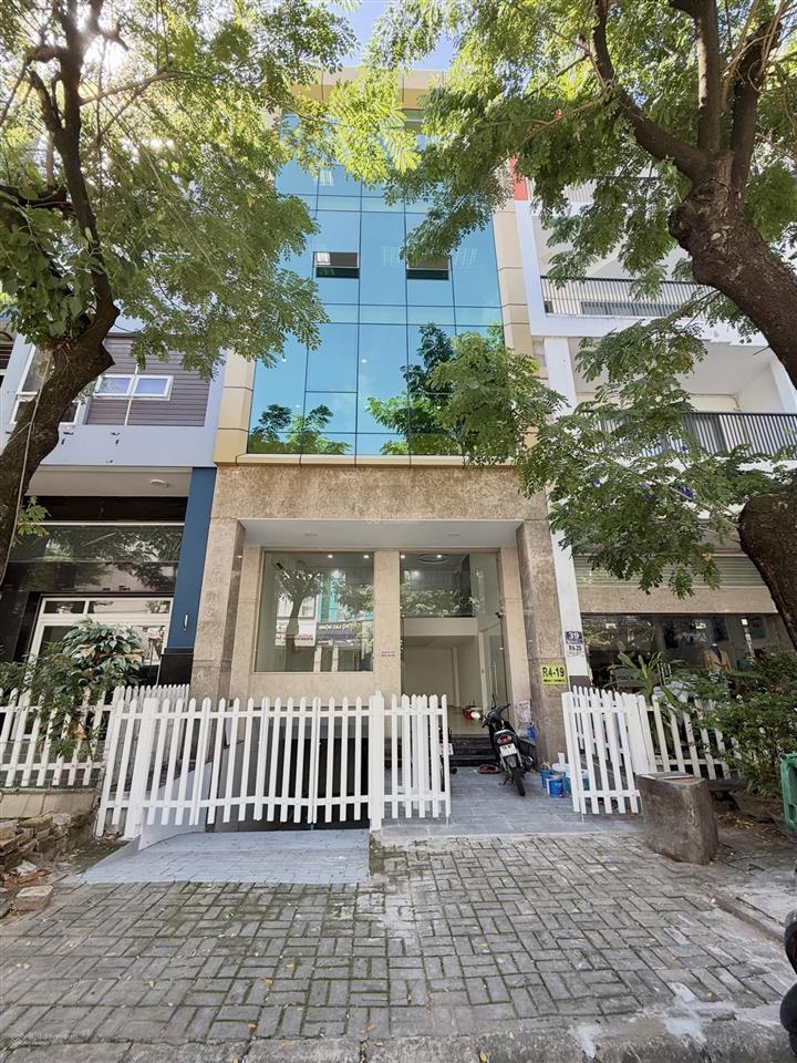 Cho thuê nhà phố đường số 2, khu hưng gia 1, phú mỹ hưng q7 dtsd 400m2 có hầm 5 lầu và thang máy
