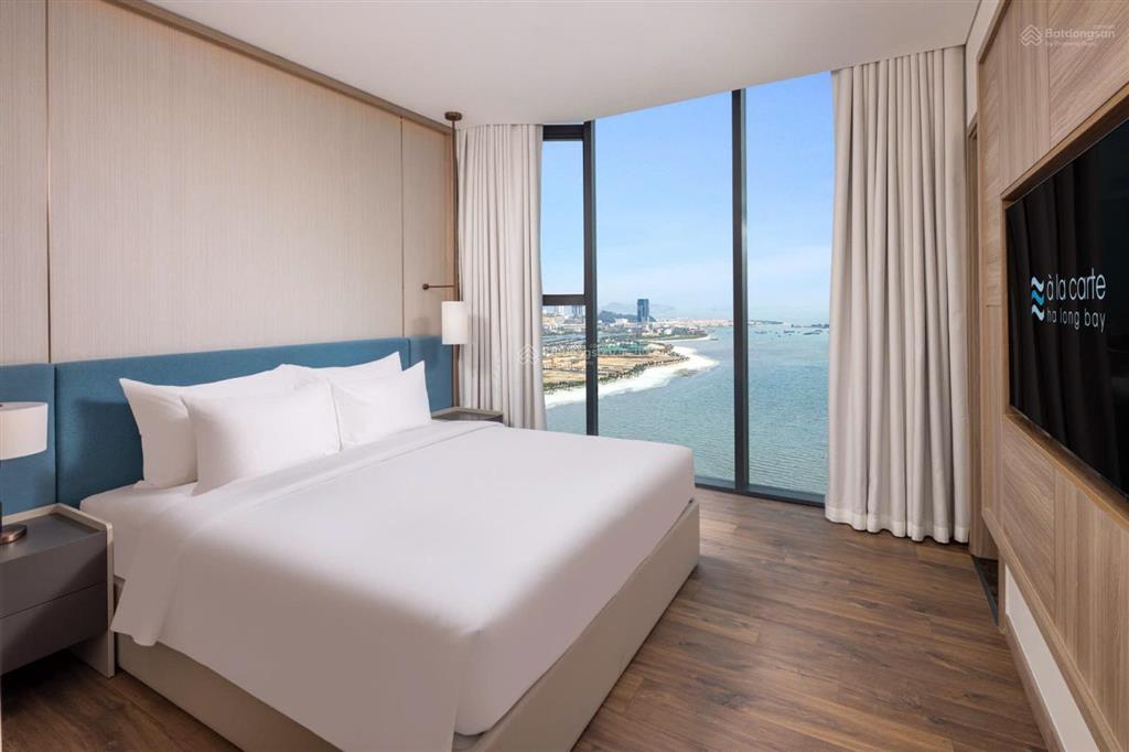 Bán gấp 2pn đông nam tầng đẹp view biển alacarte hạ long giá chỉ 4,950 tỷ