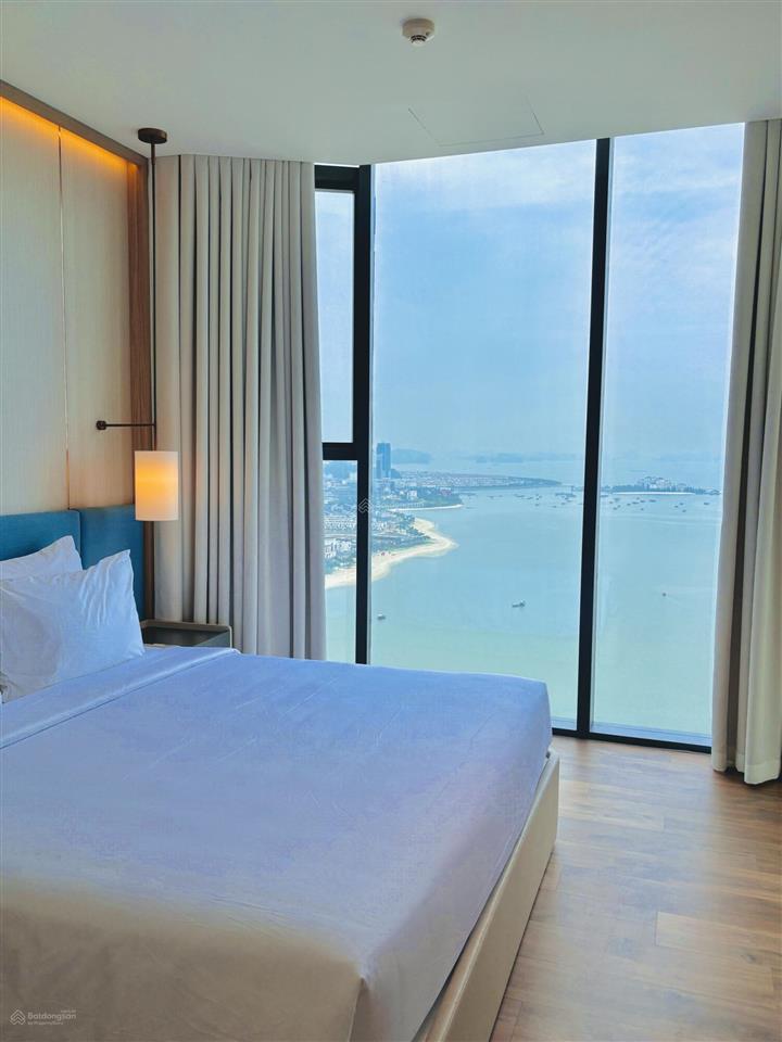 Bán gấp 2pn đông nam tầng đẹp view biển alacarte hạ long giá chỉ 4,950 tỷ