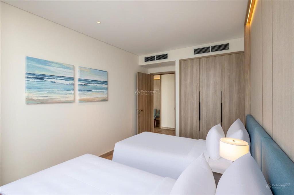 Bán gấp 2pn đông nam tầng đẹp view biển alacarte hạ long giá chỉ 4,950 tỷ