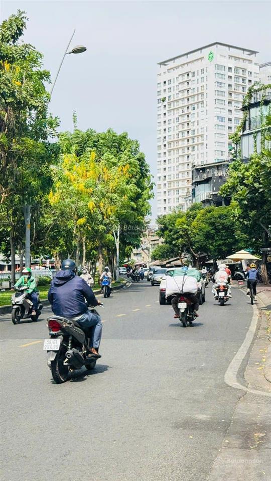 Có 1 không 2,chỉ hơn 14 tỷ có nhà mặt tiền trường sa phú nhuận,ngang 5,3m cao 5 tầng,hđt30 triêu/m