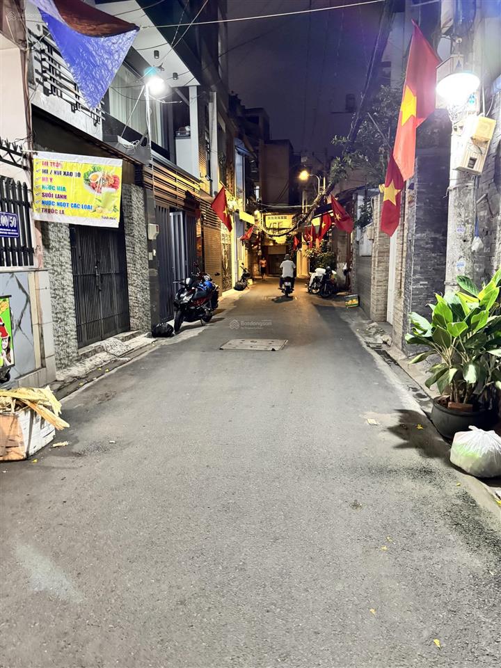 2.4 tỷ  dtsd 30m2  hẻm xe hơi 6m  thích quảng đức  3 tầng  2pn  mới đẹp  sổ hồng riêng