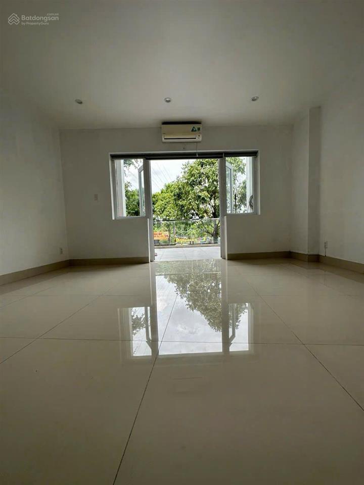 Bán nhà mặt tiền lê thị riêng, 3 lầu, đối diện ủy ban quận 12, lề đường siêu rộng để kinh doanh