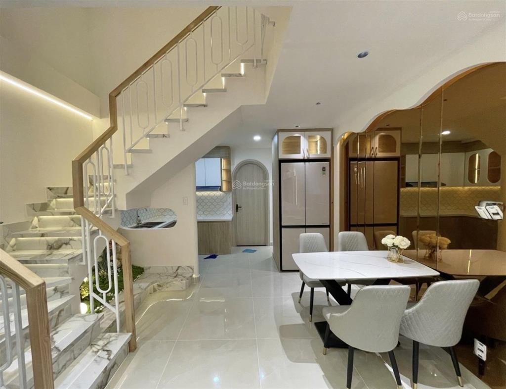 Nhà mới 100%  xe hơi thông  3 tầng  4pn  nhỉnh 8 tỷ.