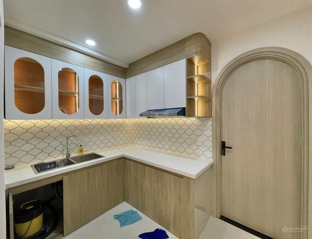 Nhà mới 100%  xe hơi thông  3 tầng  4pn  nhỉnh 8 tỷ.