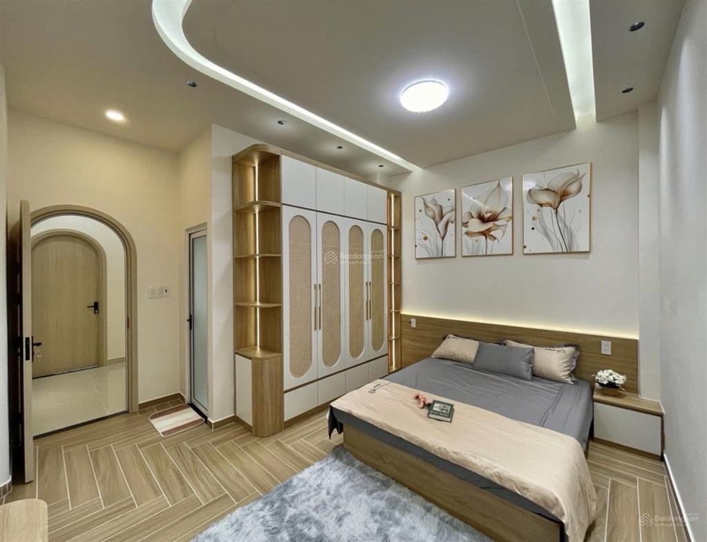 Nhà mới 100%  xe hơi thông  3 tầng  4pn  nhỉnh 8 tỷ.