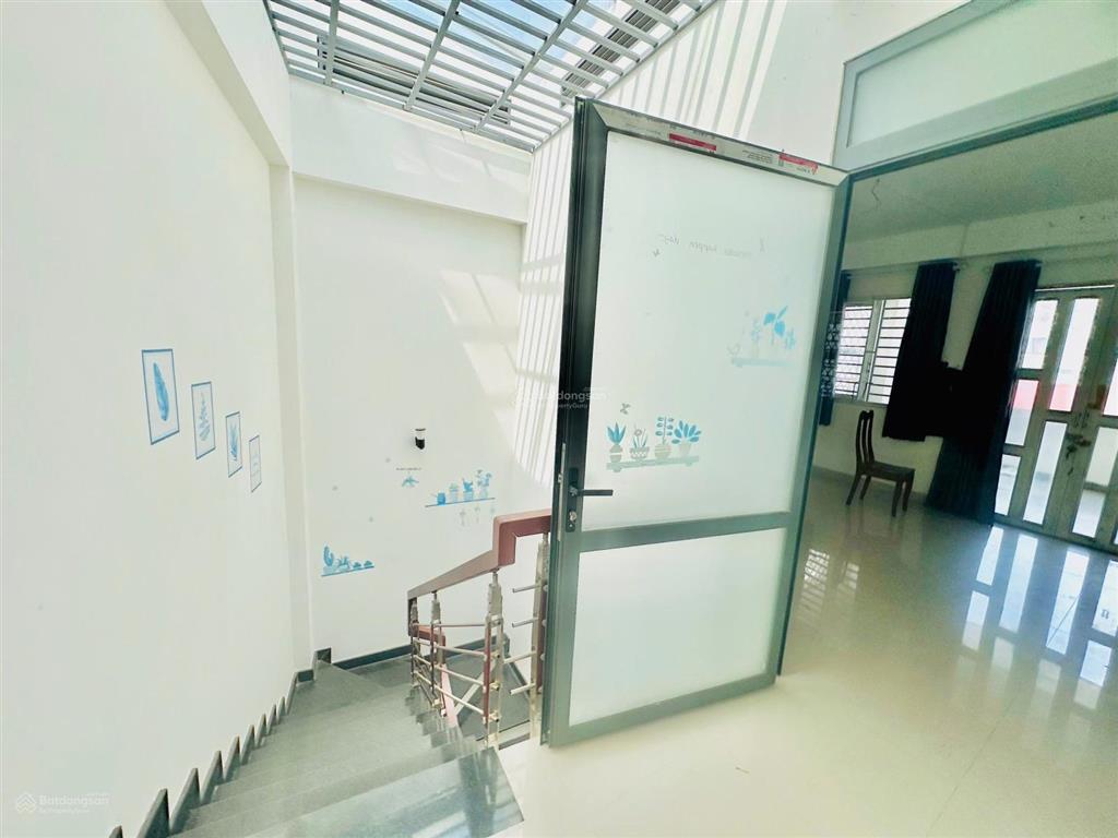 Hxh khu sân bay, 4,5x10, trệt 2 lầu. giá 9,4 tỷ tl