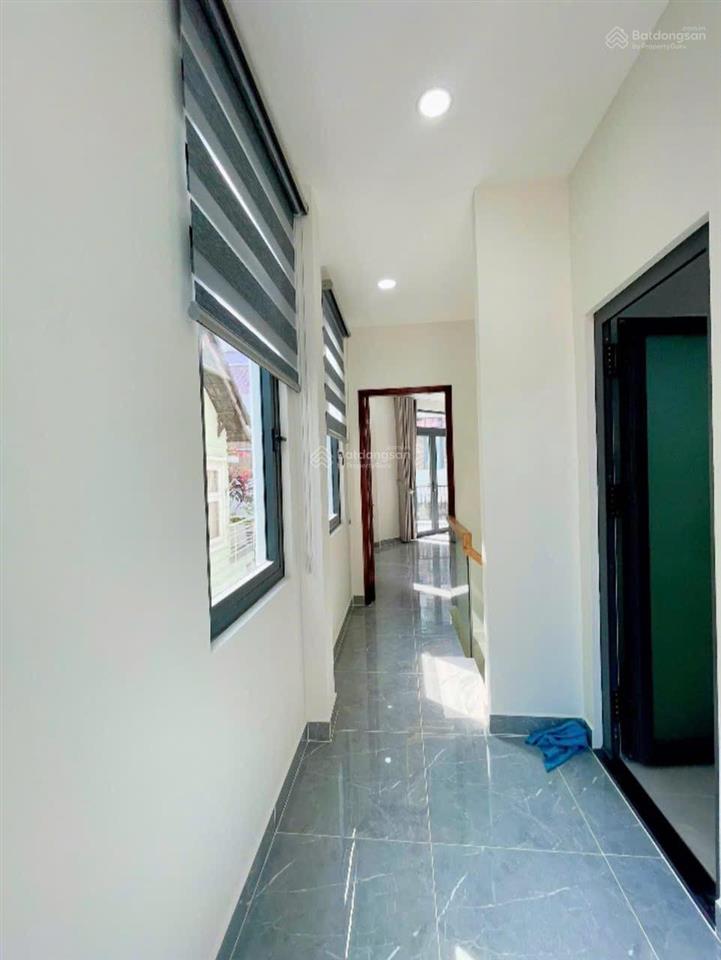 Bán nhà 3 lầu đường số q4 hxh 3 mặt tiền 3pn 4wc hẻm thông xe hơi tận nơi