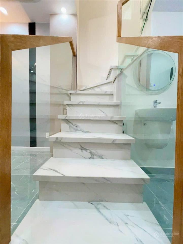 Bán nhà 3 lầu đường số q4 hxh 3 mặt tiền 3pn 4wc hẻm thông xe hơi tận nơi