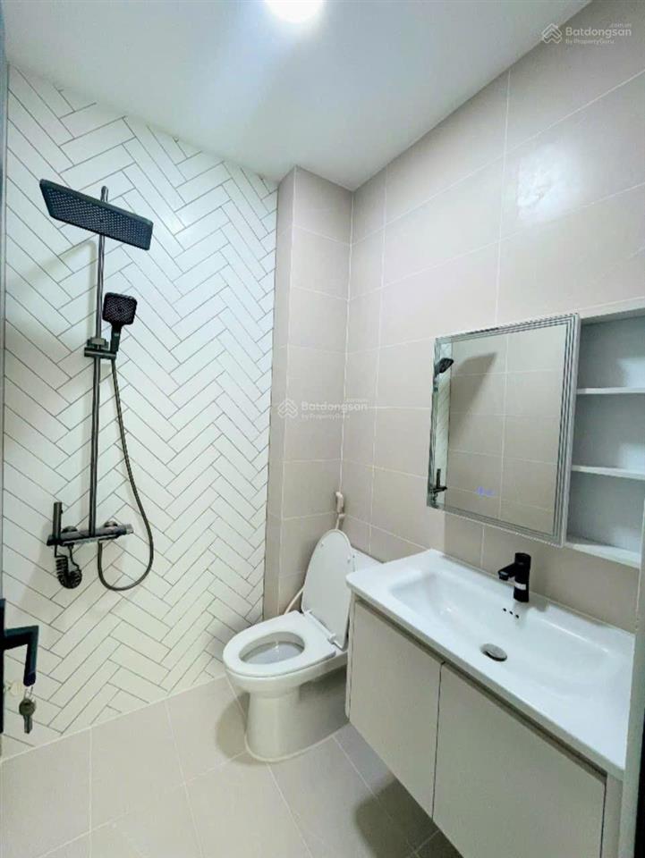 Bán nhà 3 lầu đường số q4 hxh 3 mặt tiền 3pn 4wc hẻm thông xe hơi tận nơi