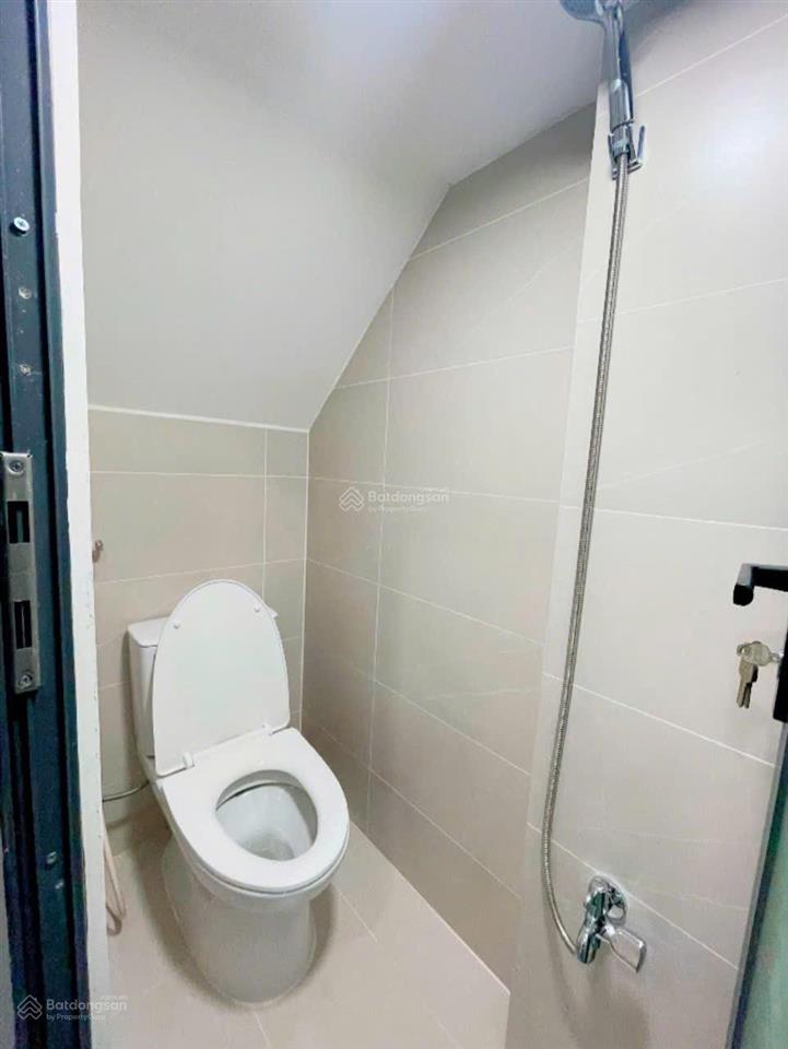 Bán nhà 3 lầu đường số q4 hxh 3 mặt tiền 3pn 4wc hẻm thông xe hơi tận nơi