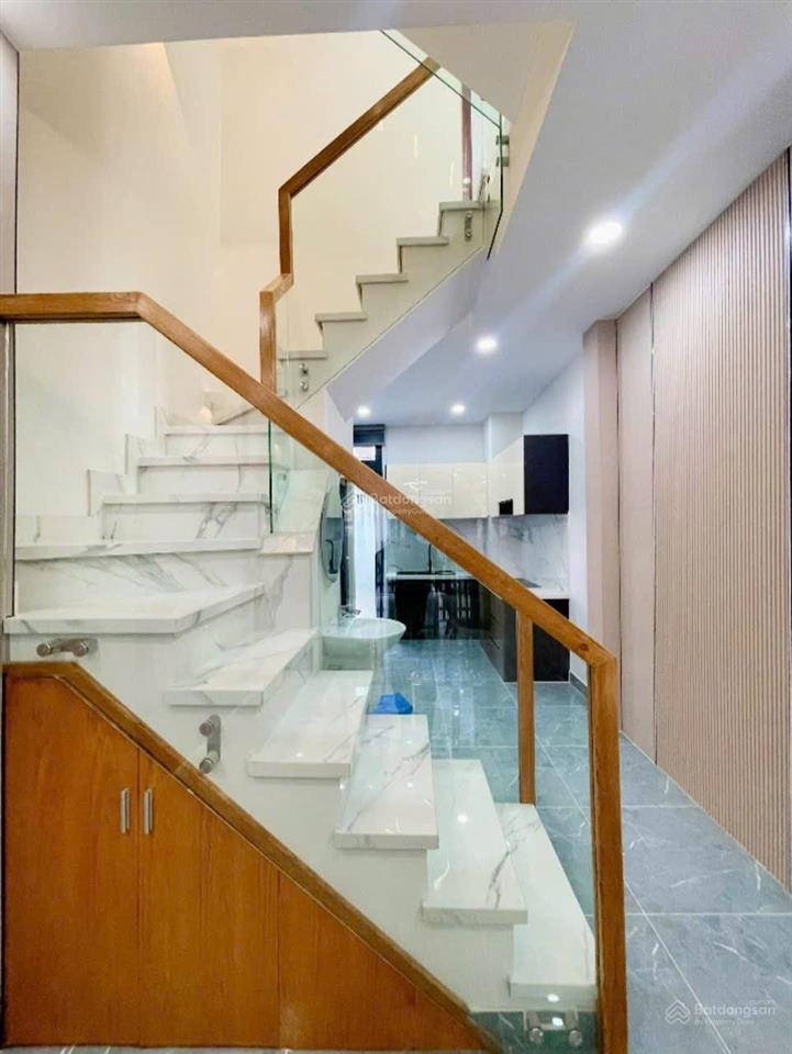 Bán nhà 3 lầu đường số q4 hxh 3 mặt tiền 3pn 4wc hẻm thông xe hơi tận nơi