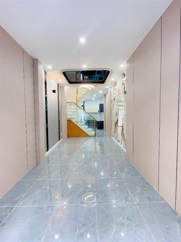 Bán nhà 3 lầu đường số q4 hxh 3 mặt tiền 3pn 4wc hẻm thông xe hơi tận nơi