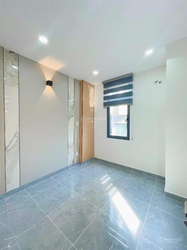 Bán nhà 3 lầu đường số q4 hxh 3 mặt tiền 3pn 4wc hẻm thông xe hơi tận nơi