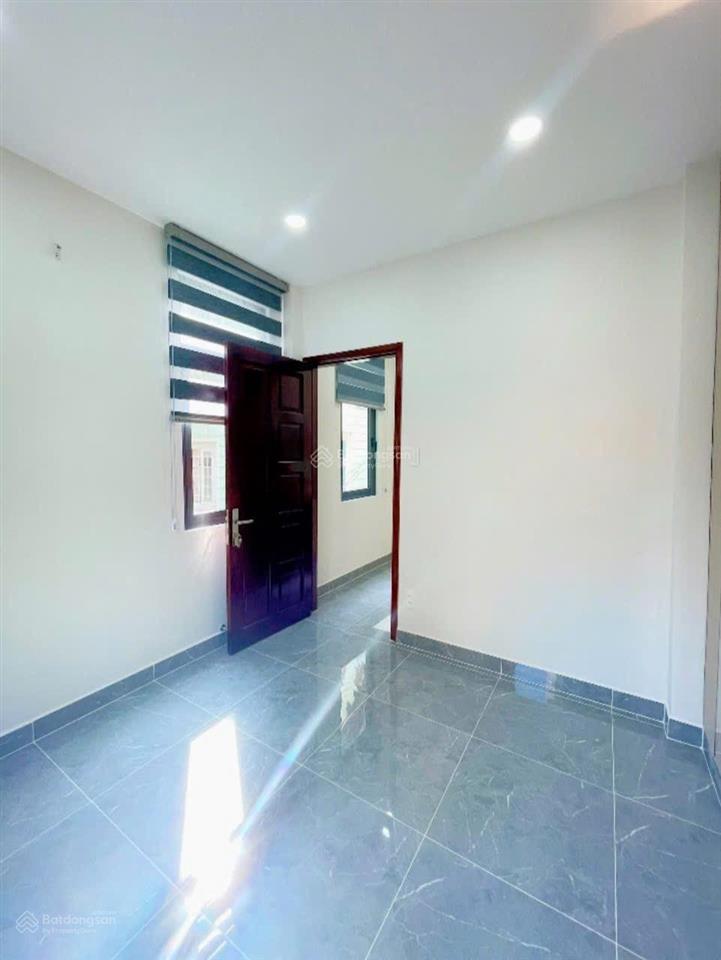 Bán nhà 3 lầu đường số q4 hxh 3 mặt tiền 3pn 4wc hẻm thông xe hơi tận nơi