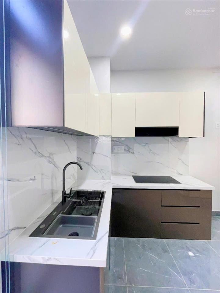 Bán nhà 3 lầu đường số q4 hxh 3 mặt tiền 3pn 4wc hẻm thông xe hơi tận nơi