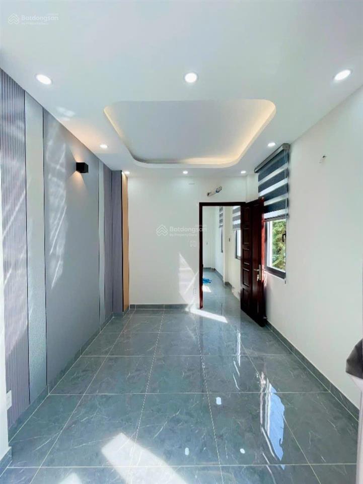 Bán nhà 3 lầu đường số q4 hxh 3 mặt tiền 3pn 4wc hẻm thông xe hơi tận nơi