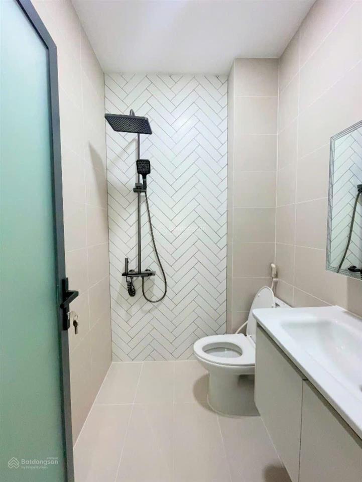 Bán nhà 3 lầu đường số q4 hxh 3 mặt tiền 3pn 4wc hẻm thông xe hơi tận nơi