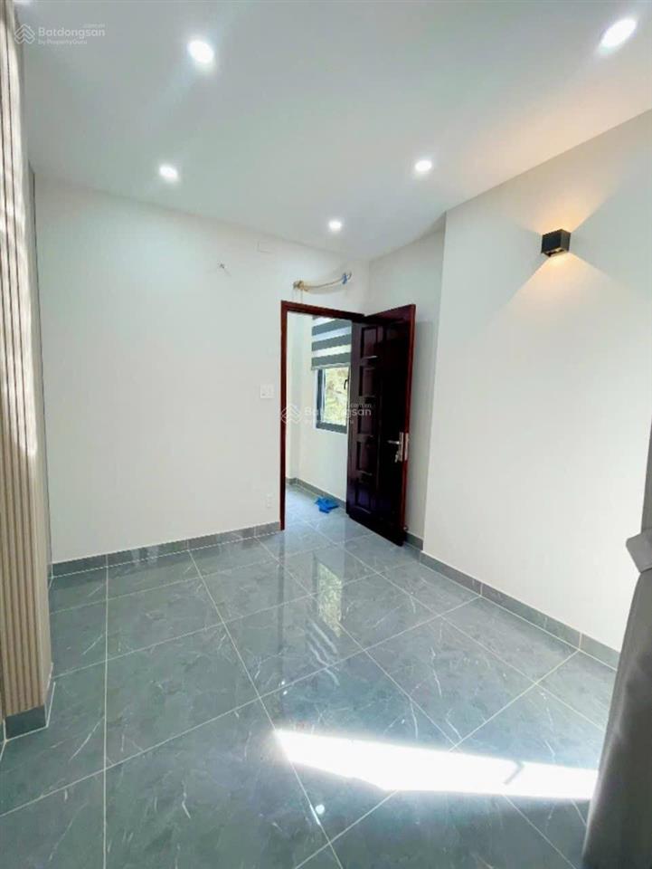 Bán nhà 3 lầu đường số q4 hxh 3 mặt tiền 3pn 4wc hẻm thông xe hơi tận nơi