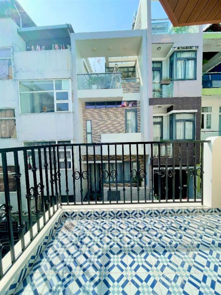 Bán nhà 3 lầu đường số q4 hxh 3 mặt tiền 3pn 4wc hẻm thông xe hơi tận nơi