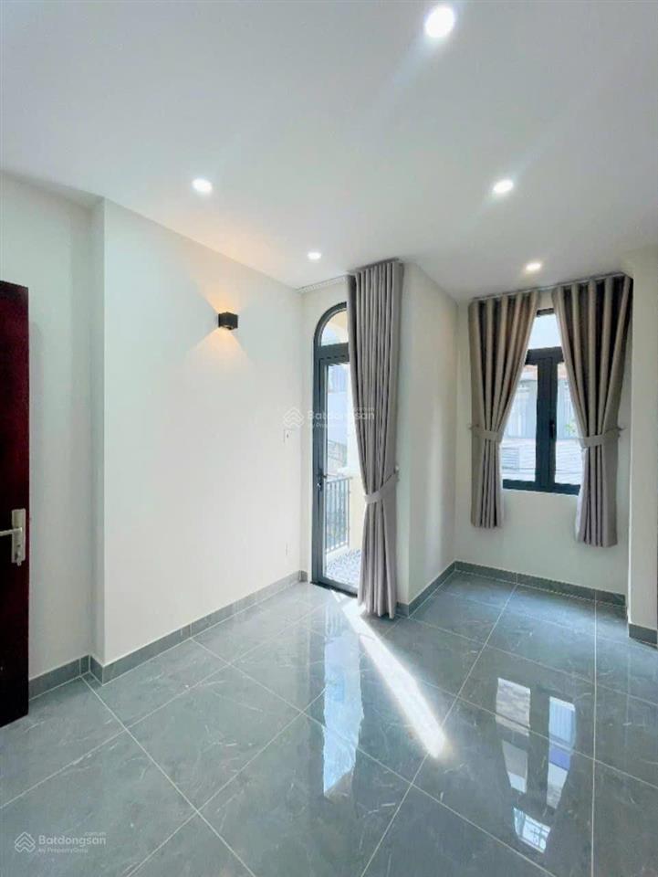 Bán nhà 3 lầu đường số q4 hxh 3 mặt tiền 3pn 4wc hẻm thông xe hơi tận nơi