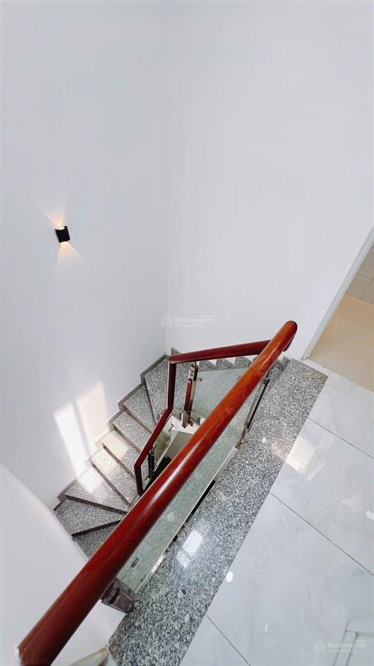 Bán nhà bến vân đồn q4 3 tầng hẻm trước nhà 4m cách mt chỉ 60m