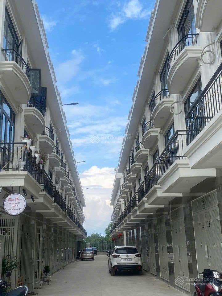 Chắc chắn không có căn thứ 2nhà 4 tầng ô tô vào nhà800m ra đại lộ thăng longchỉ hơn 4 tỷ