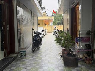 Nhà ngay gần trục chính yên nghĩa , oto vào cửa , ngay cạnh có bãi gửi oto. đầy đủ công năng