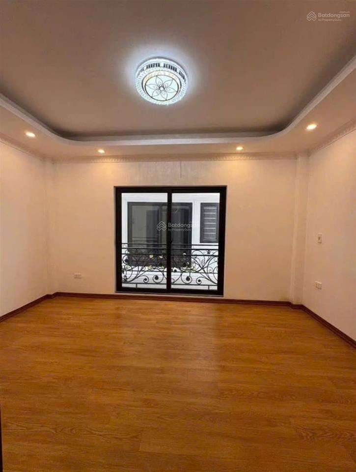 Bên cạnh 4 trường đại học sắp về , nhà 5 tầng đủ công năng sử dụng , chợ oto gần cửa .