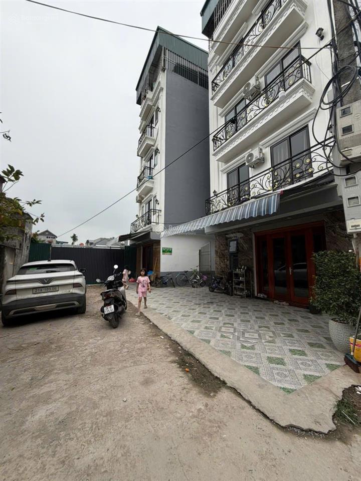 Bên cạnh 4 trường đại học sắp về , nhà 5 tầng đủ công năng sử dụng , chợ oto gần cửa .