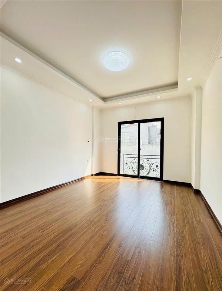 Bên cạnh 4 trường đại học sắp về , nhà 5 tầng đủ công năng sử dụng , chợ oto gần cửa .