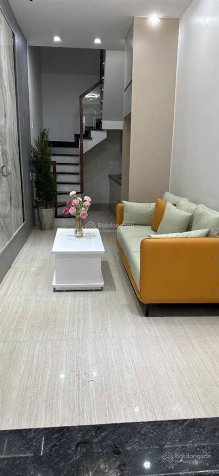 Nhà xây mới 3 tầng tô hiệu hướng nam mát mẻ