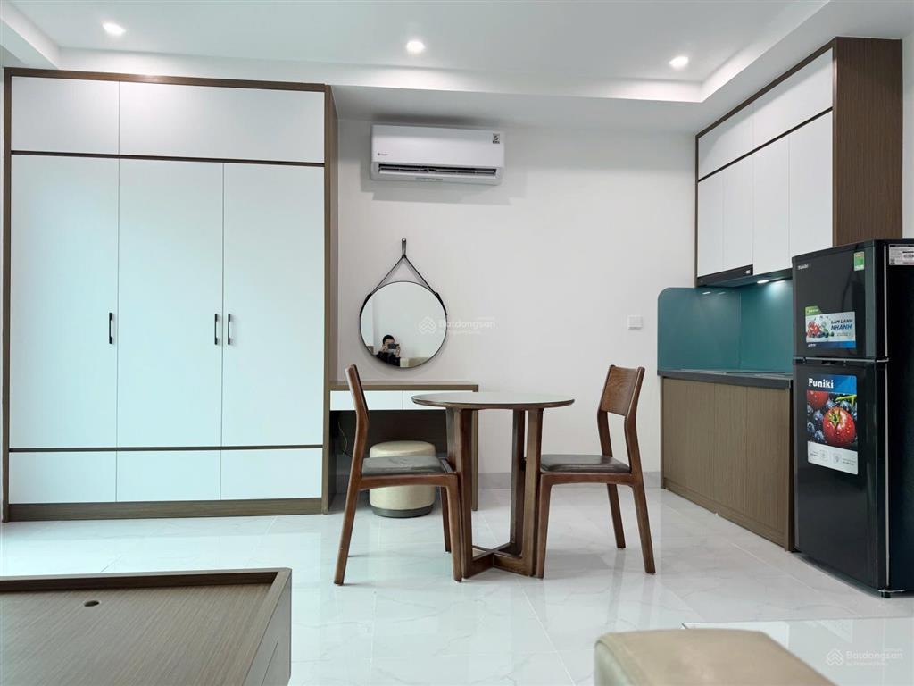 Cho thuê căn hộ trong tòa nhà mặt phố ngay khu dân trí cao, full nội thất đầy đủ