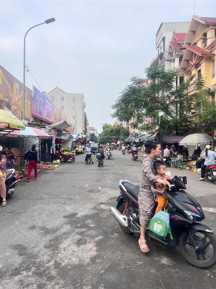 Lâu lắm mới có một căn mặt chợ bán, vừa ở vừa kinh doanh, cho thuê vỉa hè cũng ra tiền