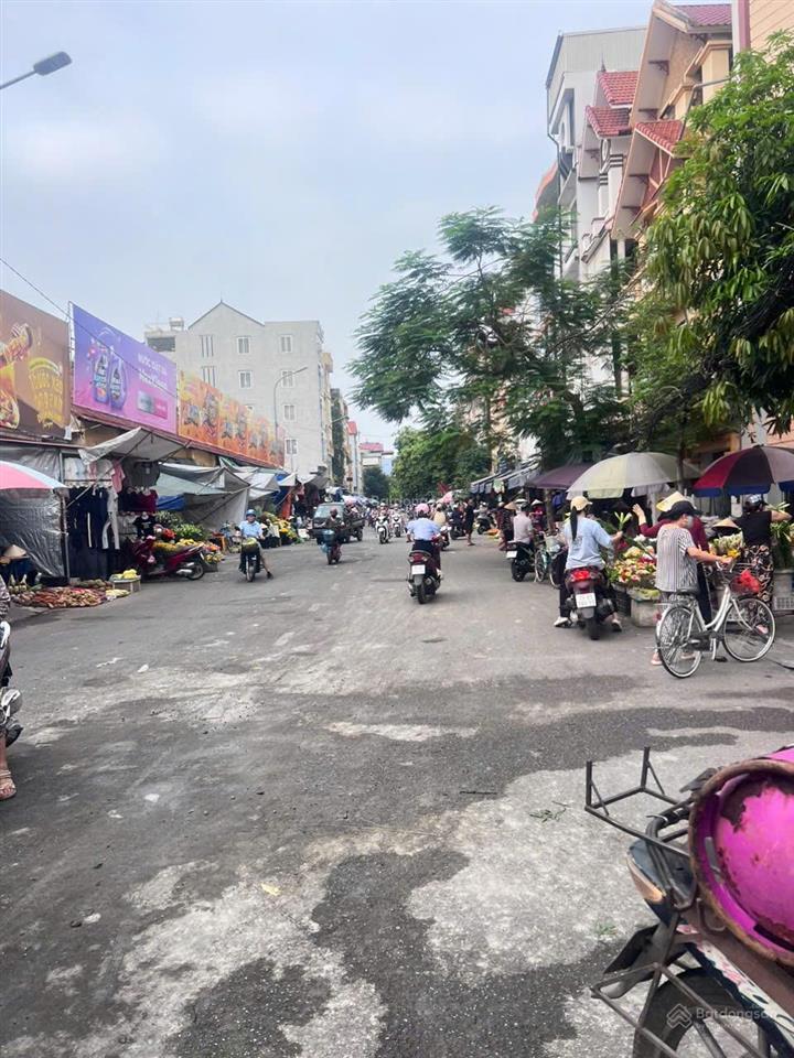 Lâu lắm mới có một căn mặt chợ bán, vừa ở vừa kinh doanh, cho thuê vỉa hè cũng ra tiền