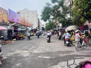 Lâu lắm mới có một căn mặt chợ bán, vừa ở vừa kinh doanh, cho thuê vỉa hè cũng ra tiền