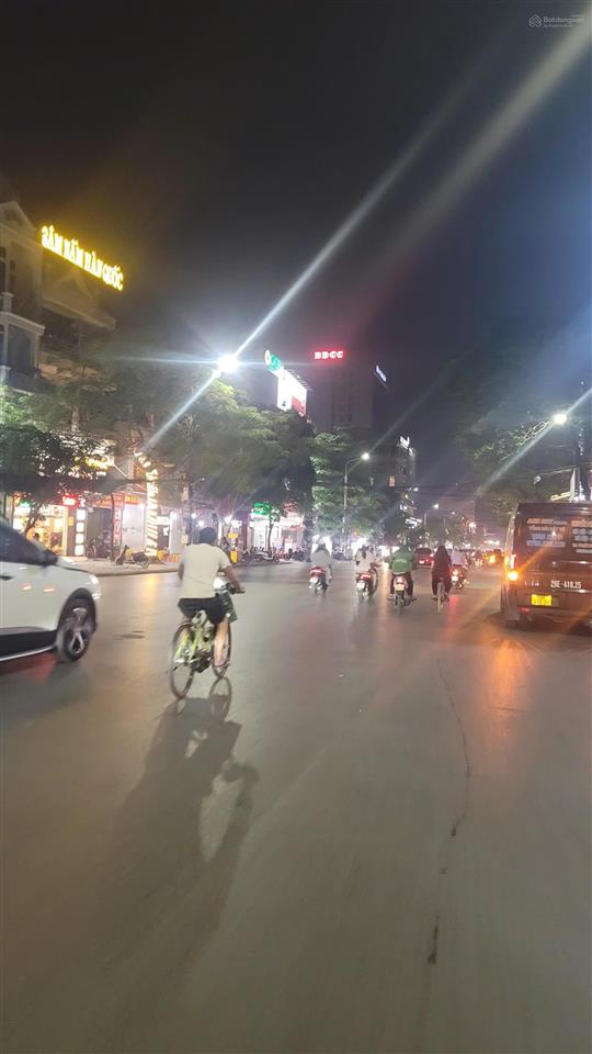 Lâu lắm mới có một căn mặt chợ bán, vừa ở vừa kinh doanh, cho thuê vỉa hè cũng ra tiền