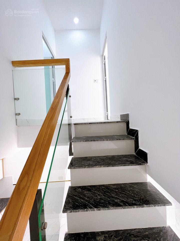 Bán nhà riêng tại xóm chiếu, 2 tỷ, 2pn, 2wc, sổ hồng riêng, hẻm ô tô, nội thất cơ bản