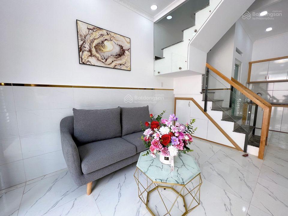 Bán nhà riêng tại xóm chiếu, 2 tỷ, 2pn, 2wc, sổ hồng riêng, hẻm ô tô, nội thất cơ bản