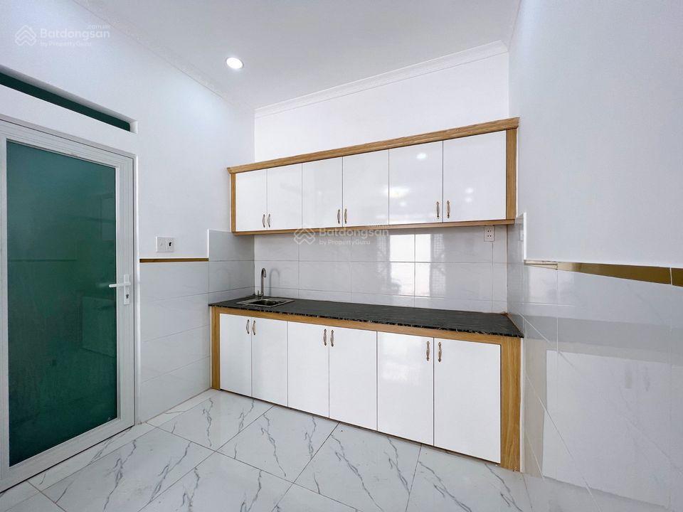 Bán nhà riêng tại xóm chiếu, 2 tỷ, 2pn, 2wc, sổ hồng riêng, hẻm ô tô, nội thất cơ bản