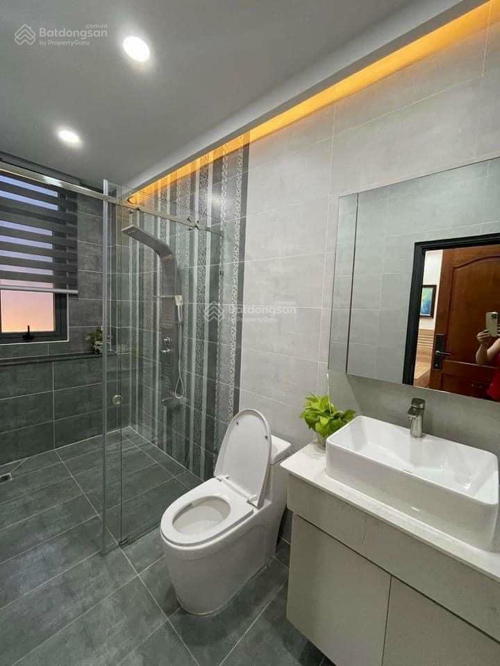 Kinh doanh thua lỗ bán nhà 60m2,4pn,3wc,chỉ 2 tỷ 650,sổ riêng, phan văn đối, đường ô tô 10m