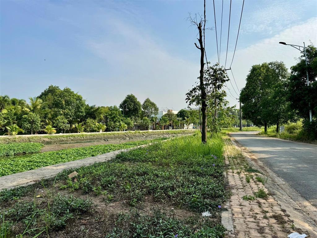 240m² (11 x 23m), góc 2 mt đường 10m  view sông sg, giáp tp. hcm  thông ql 13, chợ đầu mối