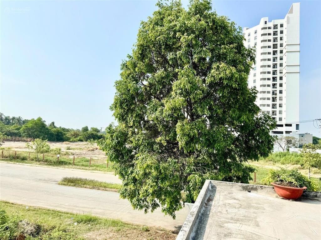 240m² (11 x 23m), góc 2 mt đường 10m  view sông sg, giáp tp. hcm  thông ql 13, chợ đầu mối